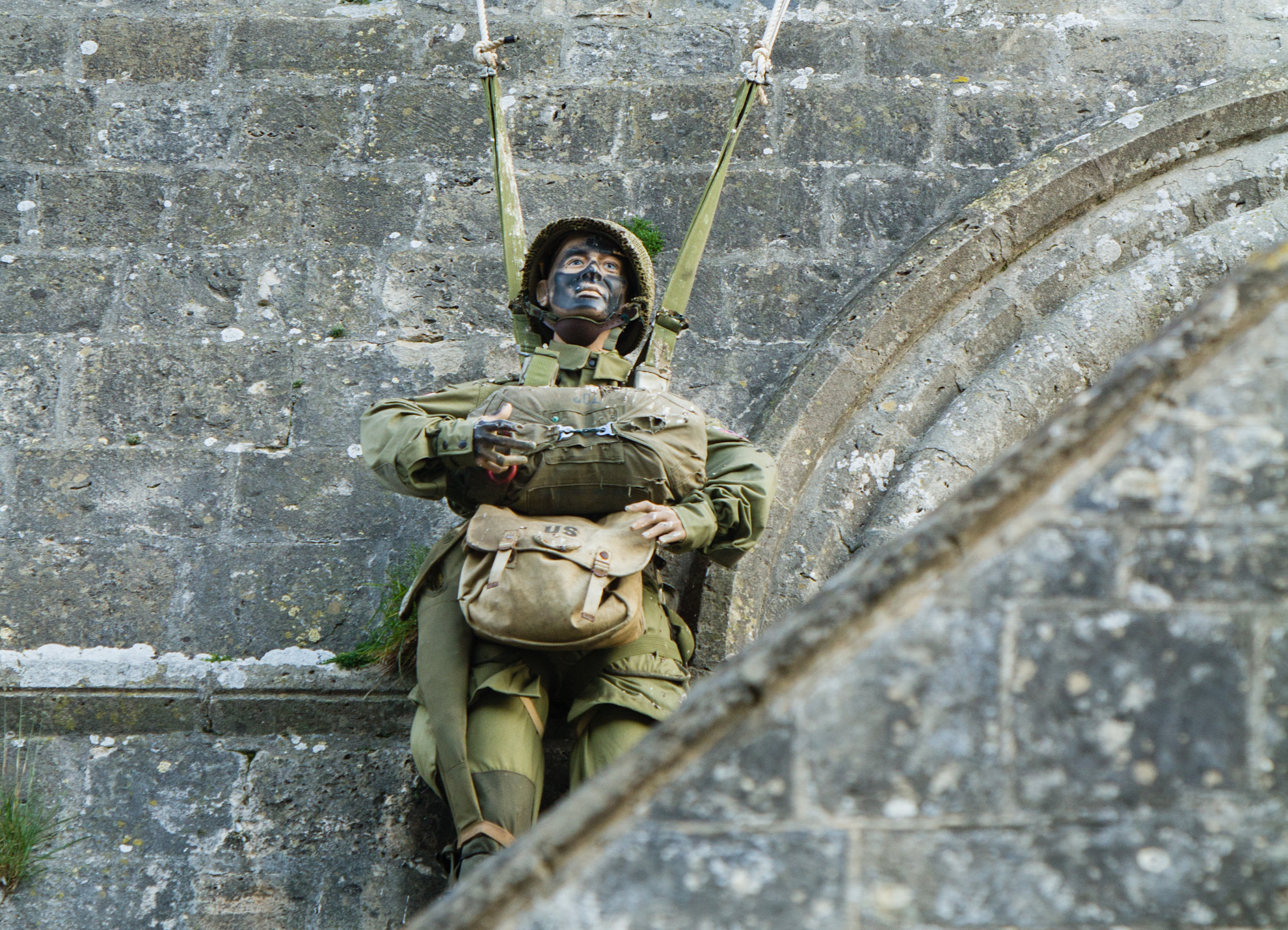 Dummy paratrooper that hangs in commemoration on the church tower in Saint-Mère-Eglise © Thierry Houyel