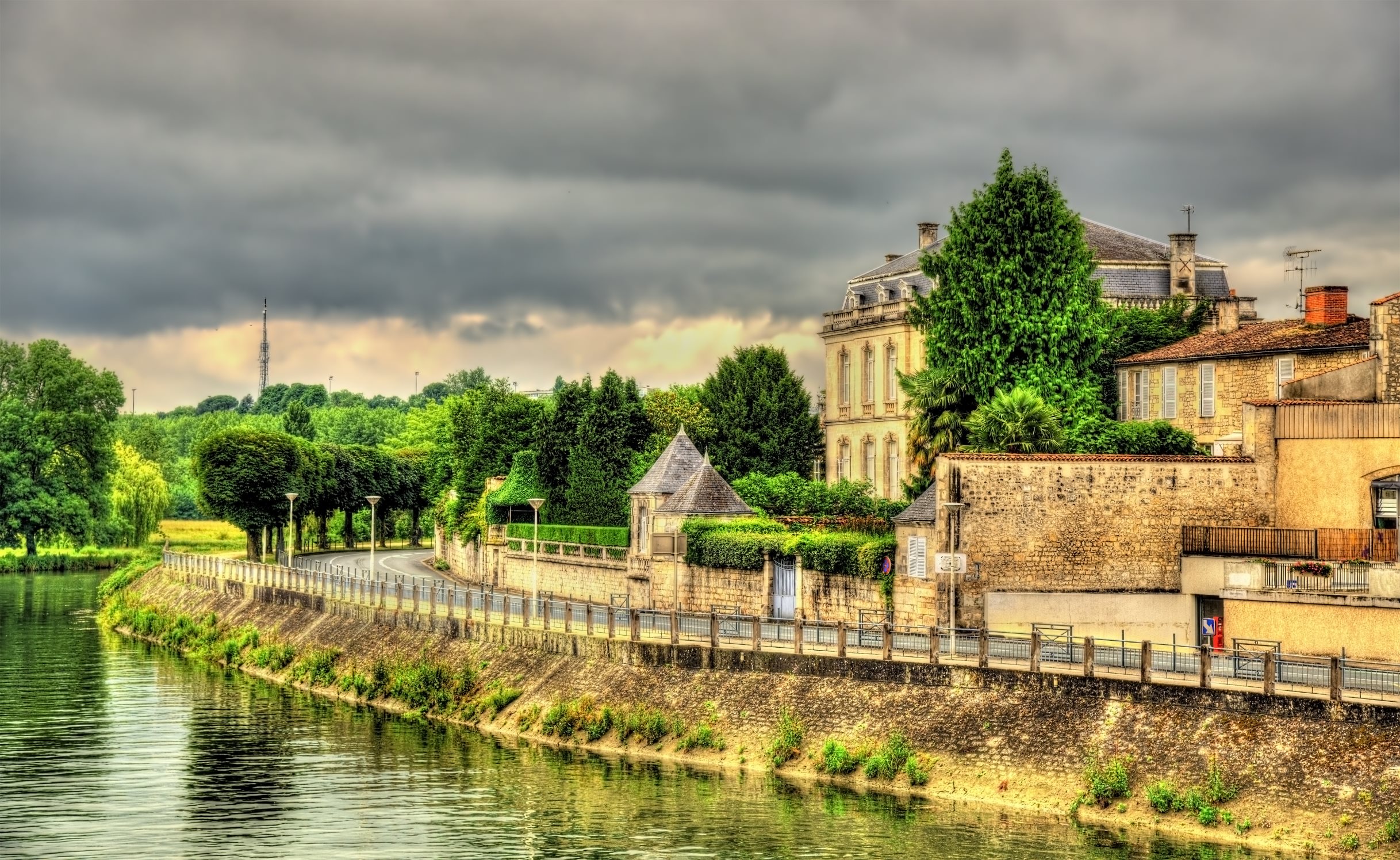 A view of Saintes alongside a river