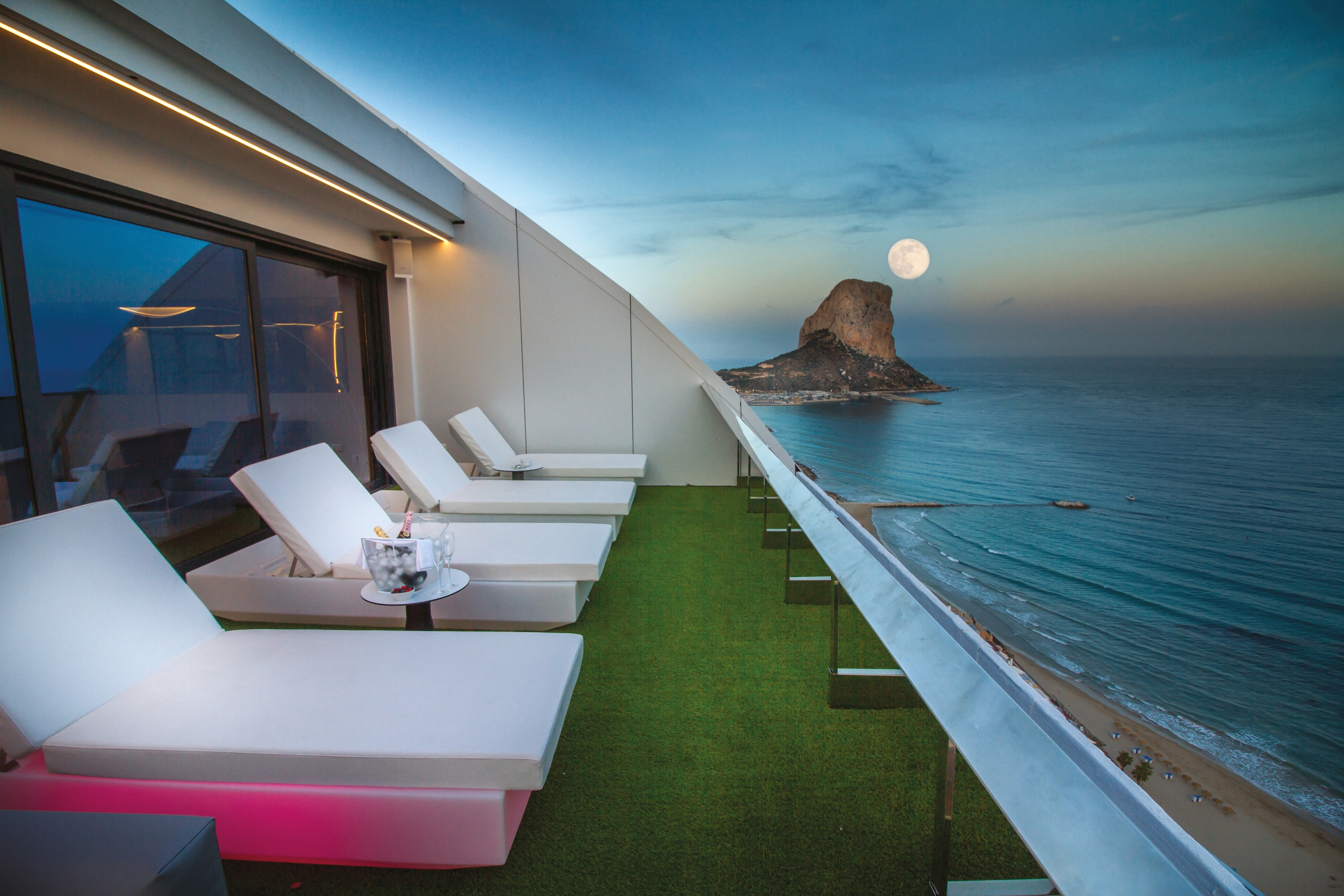 Suitopia, Calpe, a spectacular, new 30 storey 4* aparthotel is set back 50m from the beachfront in lovely Calpe.