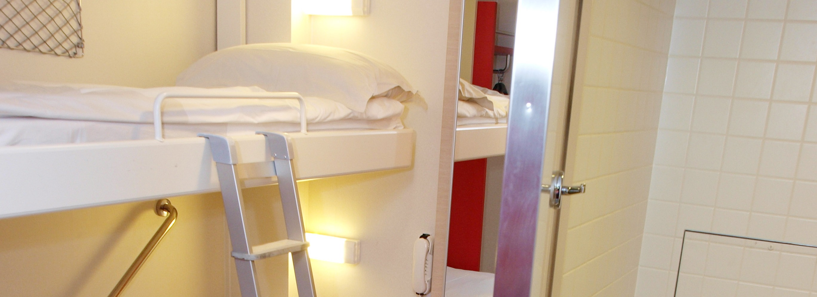En traversée de jour comme de nuit, votre cabine, espace intime et privatif, avec accès à une chaise roulante.