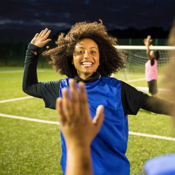 Nő futballozás közben