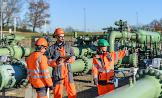 Échanges en équipe sur le site de stockage de Lussagnet