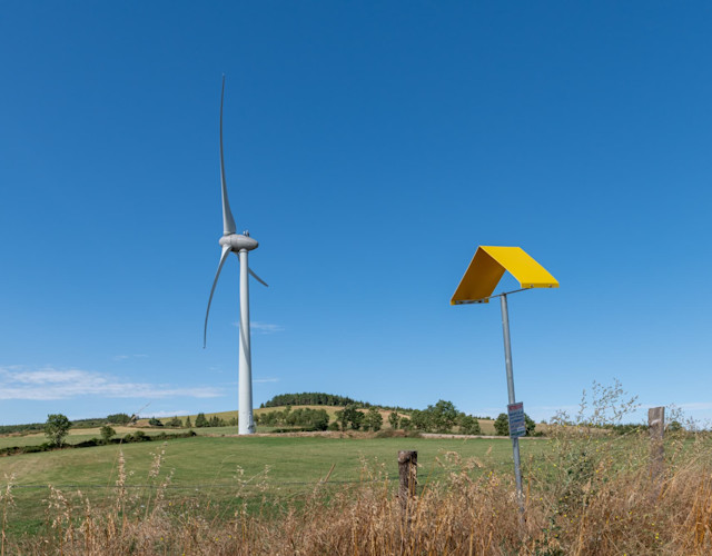Eolienne et balise de transport de gaz