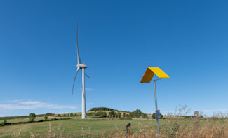 Eolienne et balise de transport de gaz