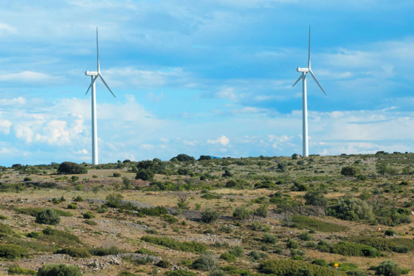Paysage du Sud-Ouest avec des éoliennes et des balises gaz
