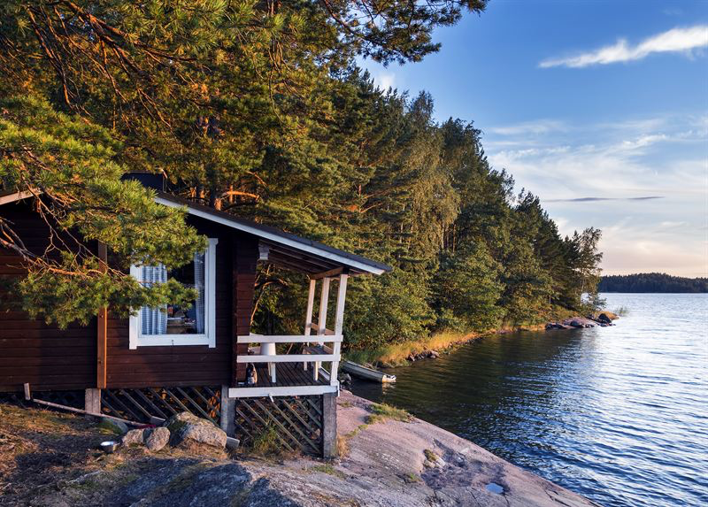 Kesämökki järven rannalla