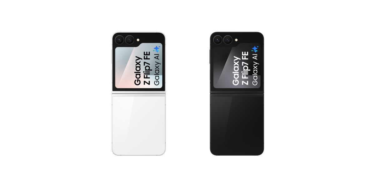De achterkant van de witte en de zwarte Samsung Galaxy Z Flip7 FE