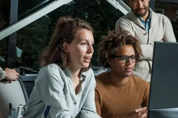 Mensen kijken gezamelijk naar een beeldscherm