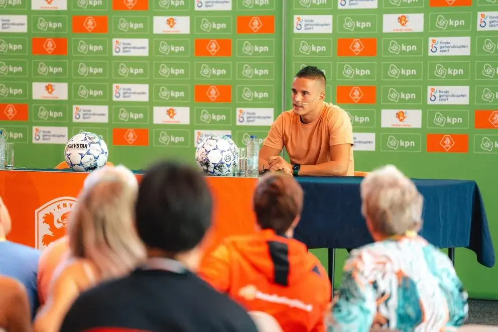 Kinderen mogen voetballer interviewen
