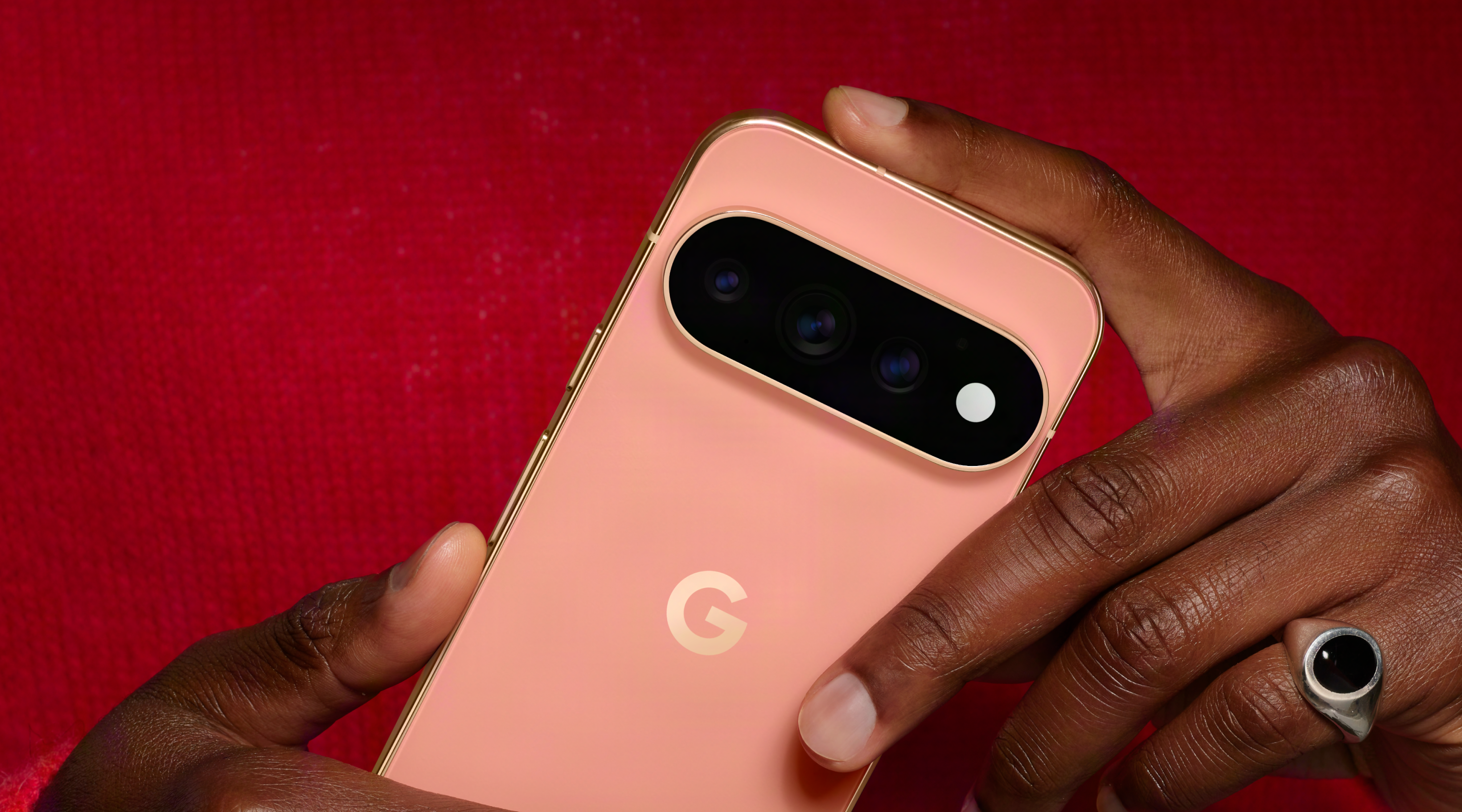 Persoon houdt de roze Google Pixel 11 Pro in handen