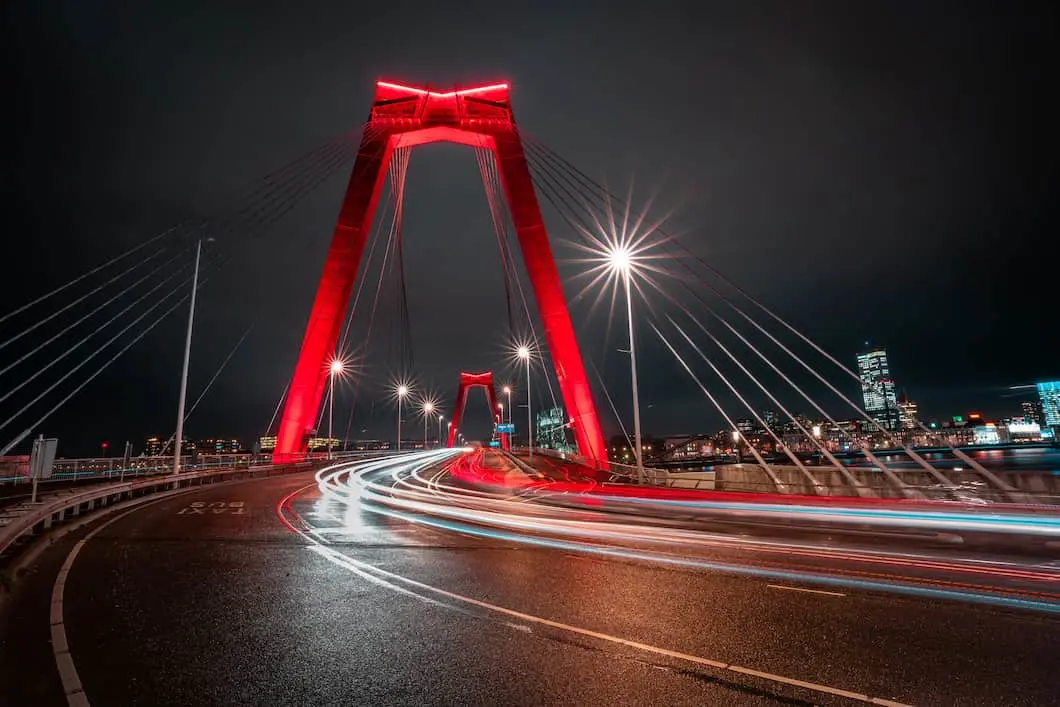 Willemsbrug Rotterdam in de avond