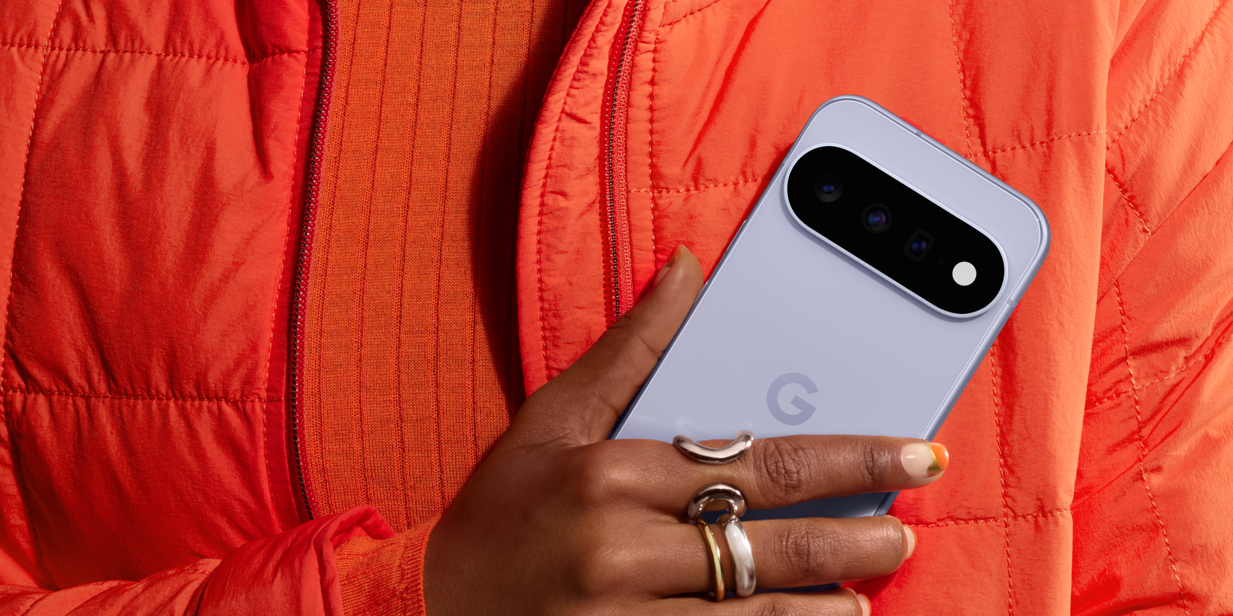 Vrouw houdt lichtblauwe Google Pixel 11 vast in haar hand