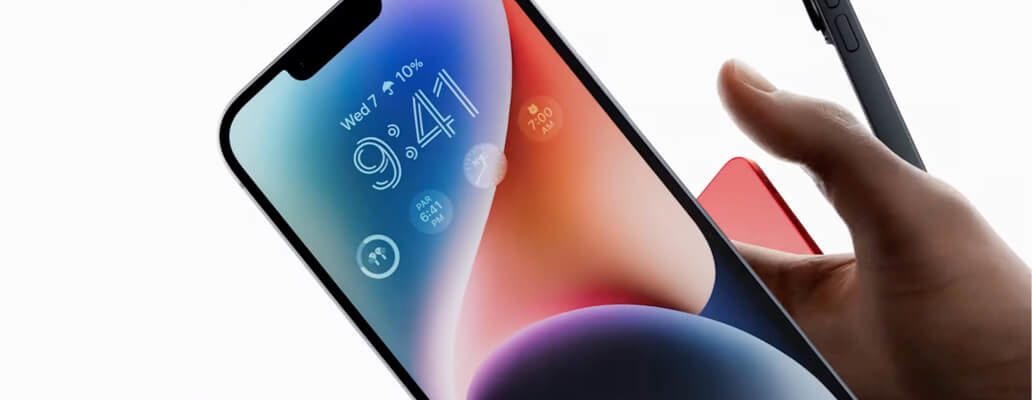 Een hand die een iPhone 14 vasthoudt op een witte achtergrond