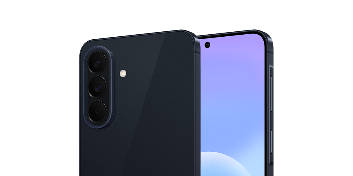 De achterkant en de voorkant van de donkerblauwe Samsung Galaxy A57