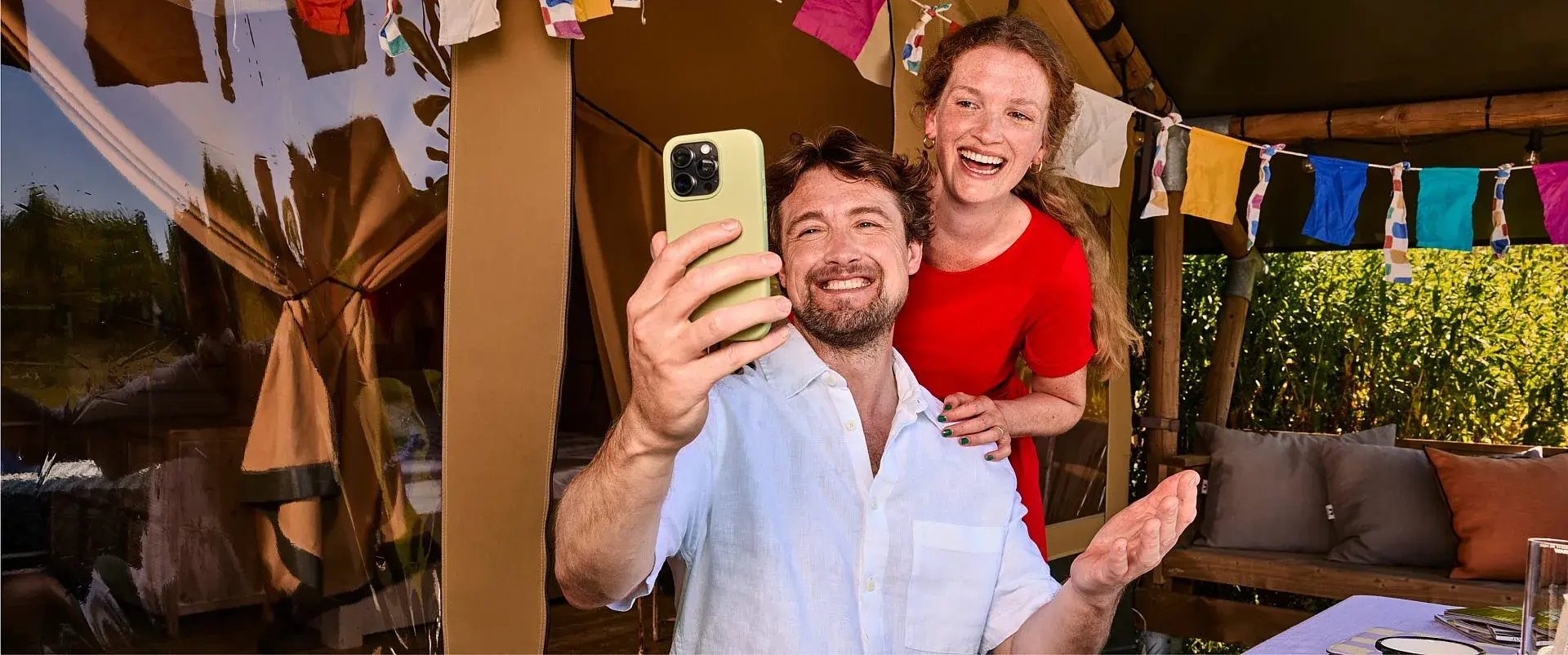 Man en Vrouw met telefoon in de hand die een selfie maken