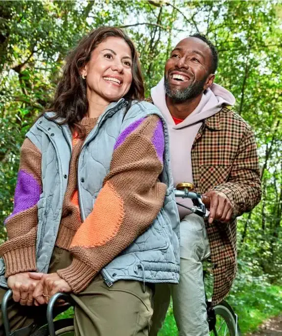 man en vroeu samen op een fiets