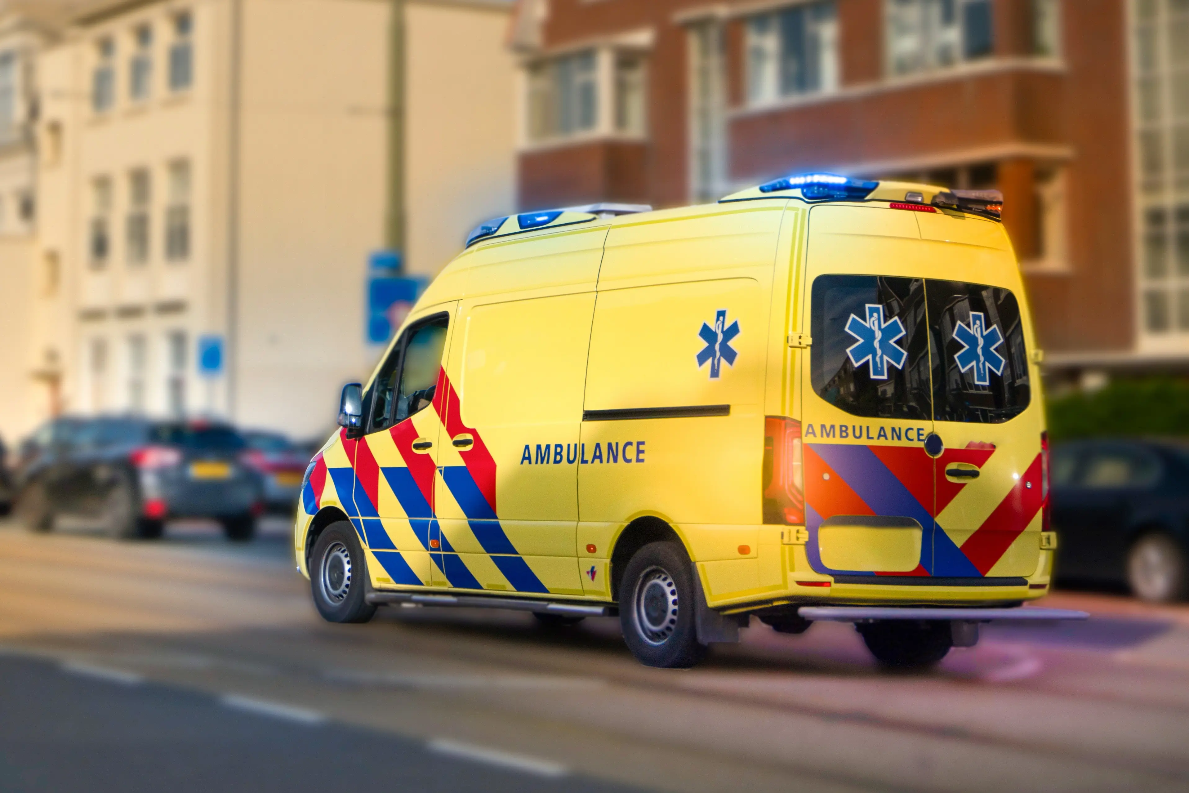 Ambulance in de stad.