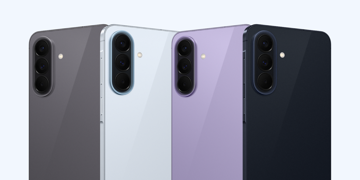 De achterkant van de Samsung Galaxy A57 in het grijs, lichtblauw, lila en donkerblauw naast elkaar