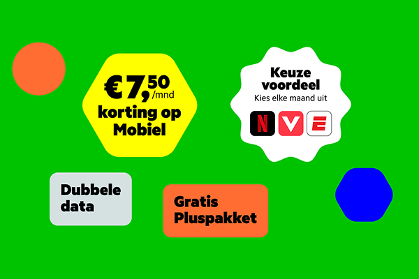 Klein kind met een glimlach die een cadeau boven op zijn hoofd vasthoudt