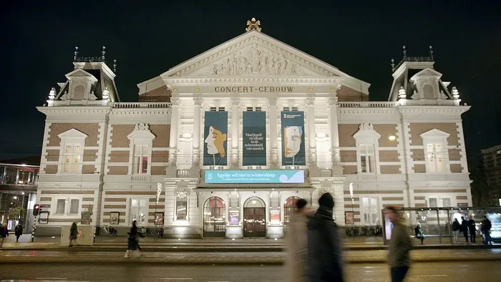 Beeld van Rijksmuseun=m aan de voorkant bij avond
