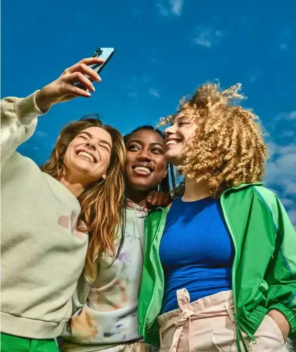 Drie jonge dames maken een selfie