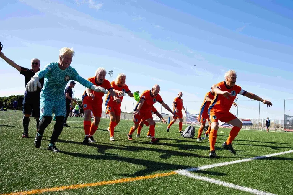 Het Walking voetbal team tijdens de training op het veld