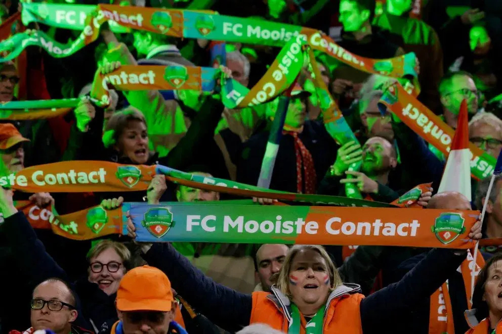 Mensen houden in het stadion de sjaal FC mooiste contact omhoog