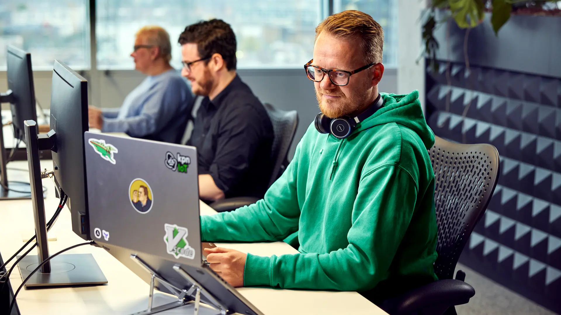 Man werkt achter laptop