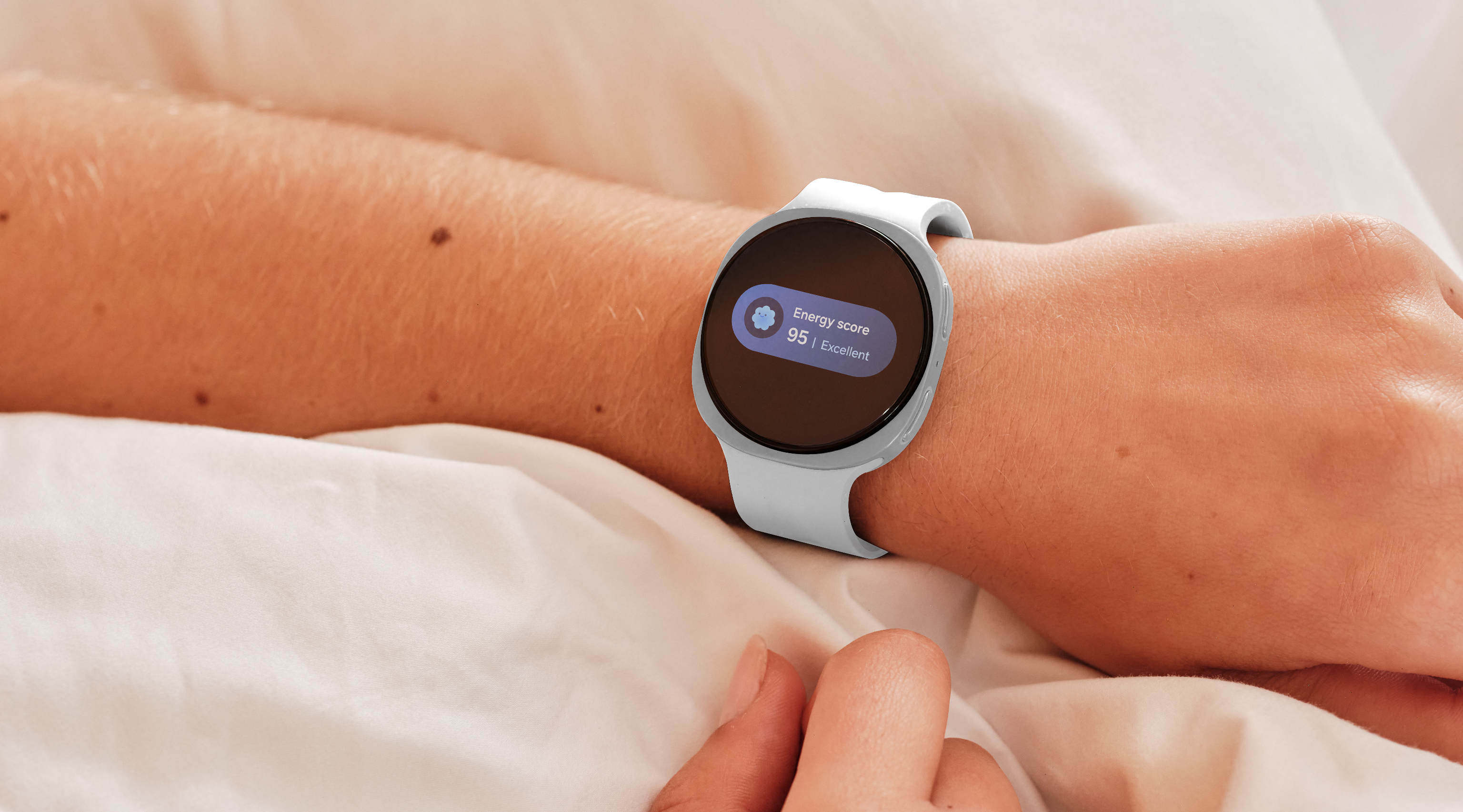 Arm in bed met Samsung Galaxy Watch9 om met op het scherm Energy score 95 Excellent