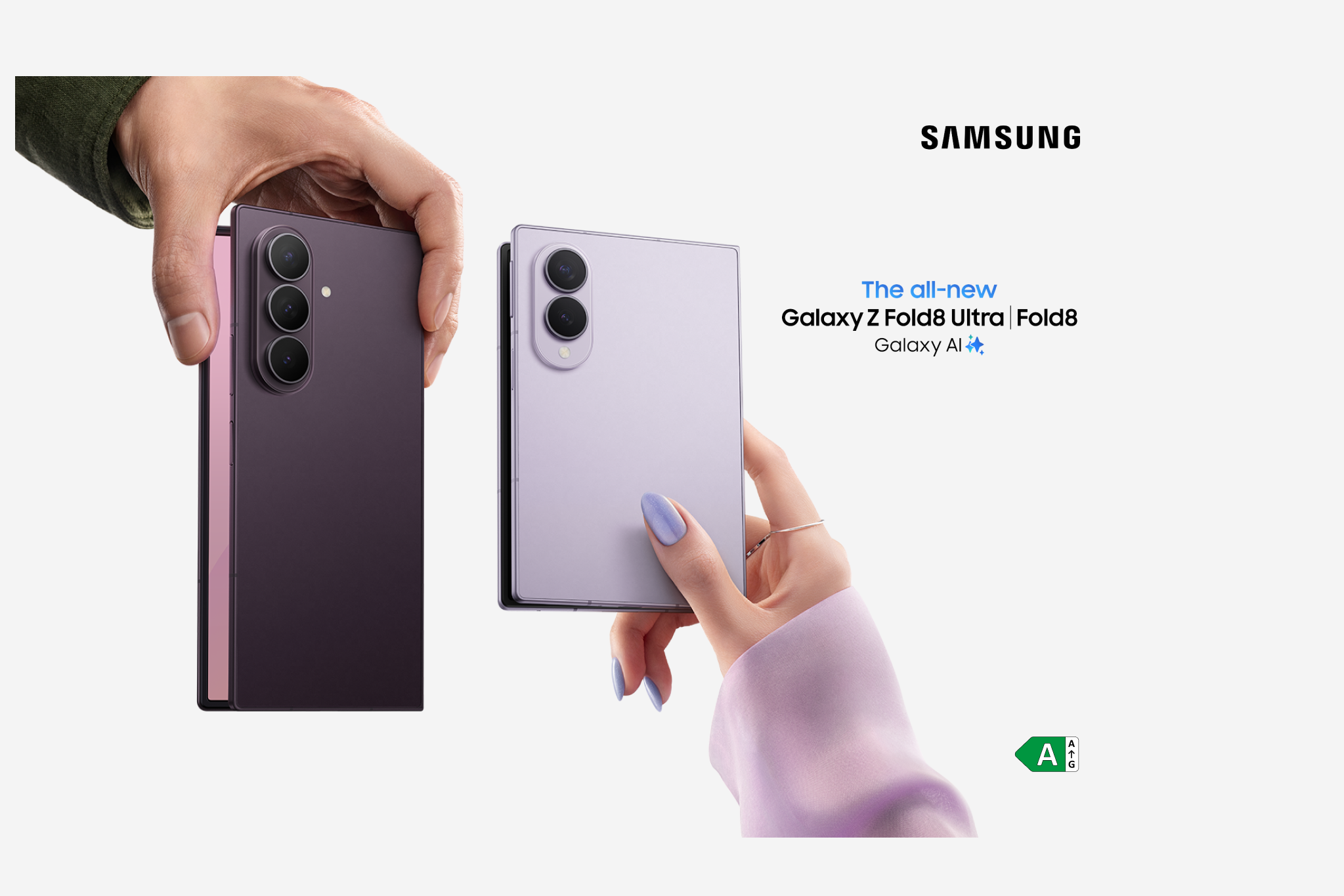 De achterkant van de nieuwe paarse Samsung Galaxy Z Fold8 op een paarse achtergrond