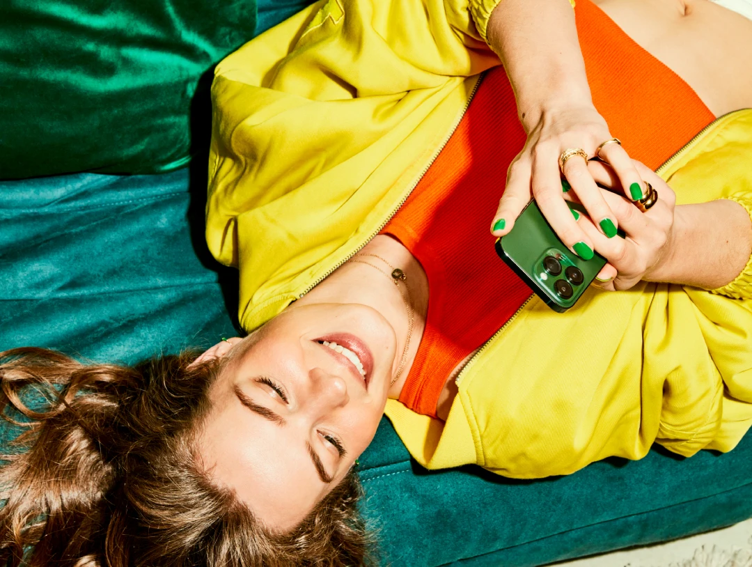 Sfeer: vrouw op bank met telefoon