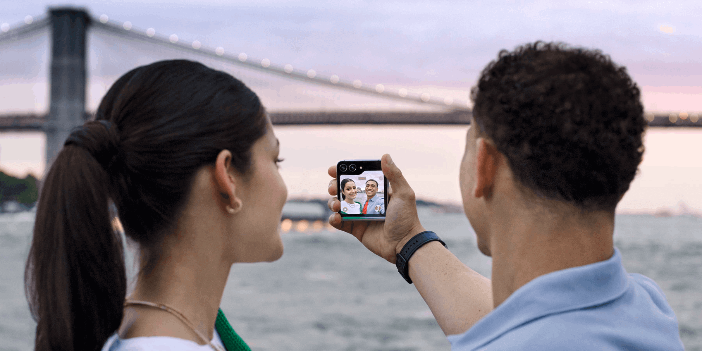 2 mensen maken een foto met de selfie camera van de Galaxy Z Flip5