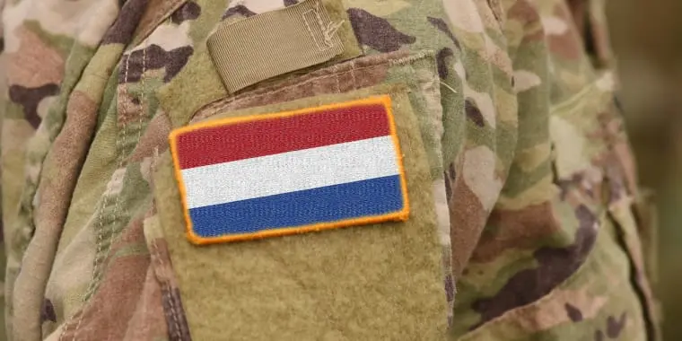 Nederlandse vlag patch op een jasje van iemand van de militaire dienst. 