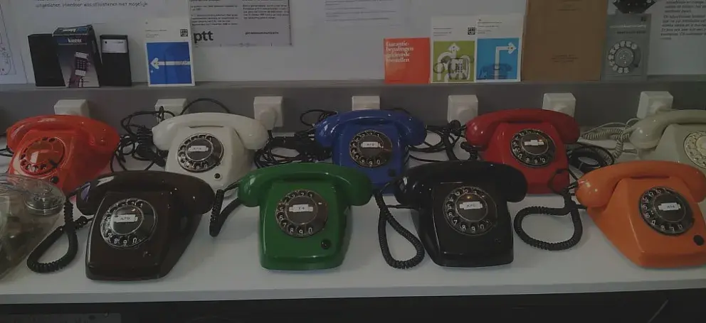 Houweling telecom museum met allerlei t65 telefoon op een tafel