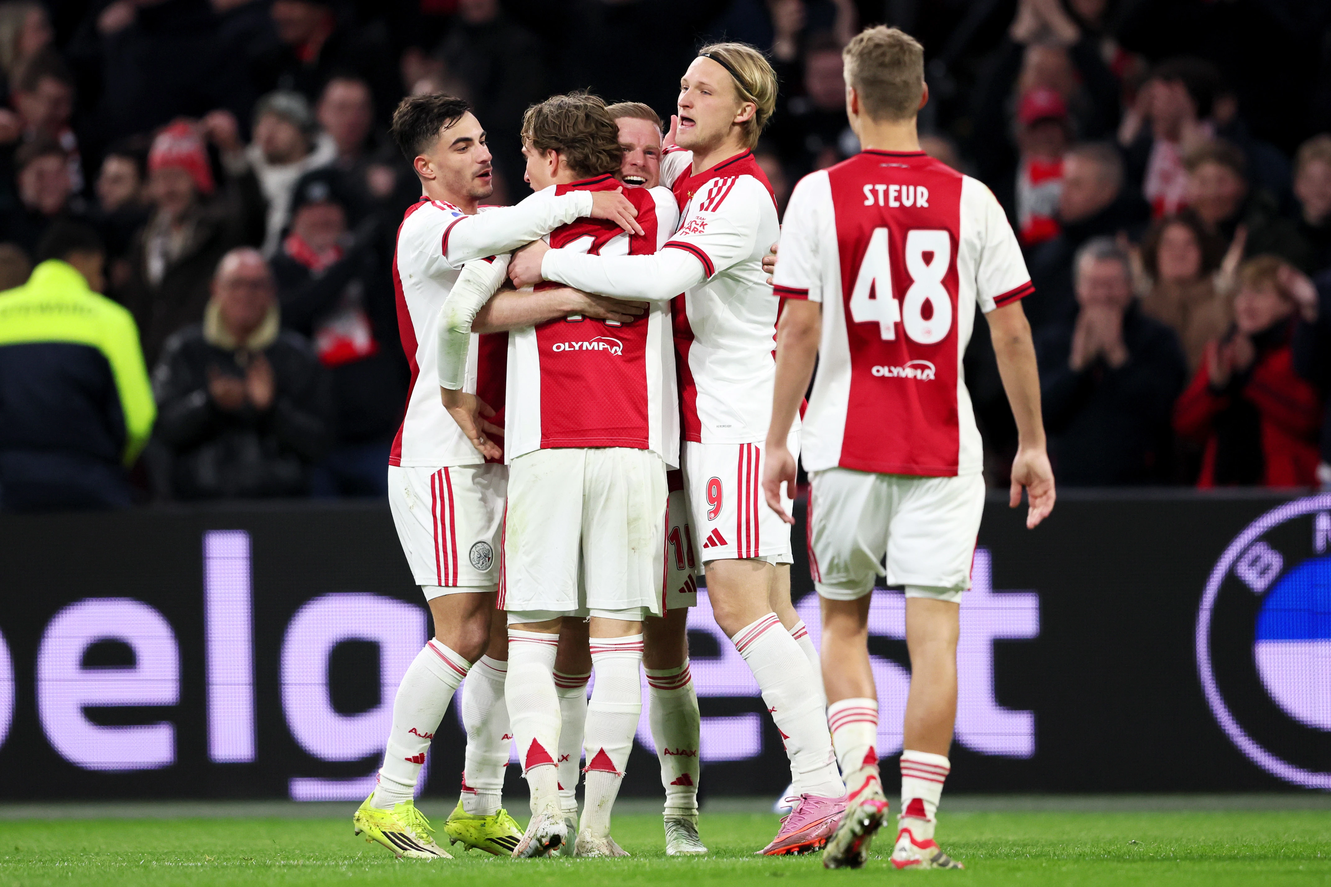 ESPN 3 Ajax teamgenoten knuffelen