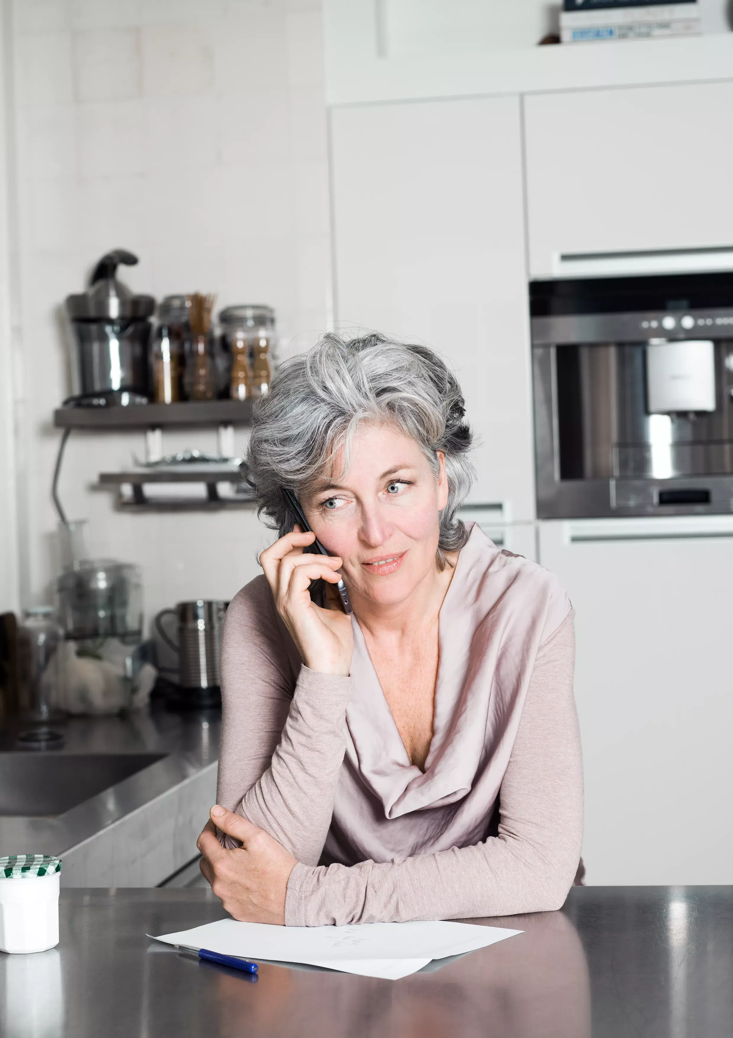 Vrouw aan het bellen met de vaste telefoon