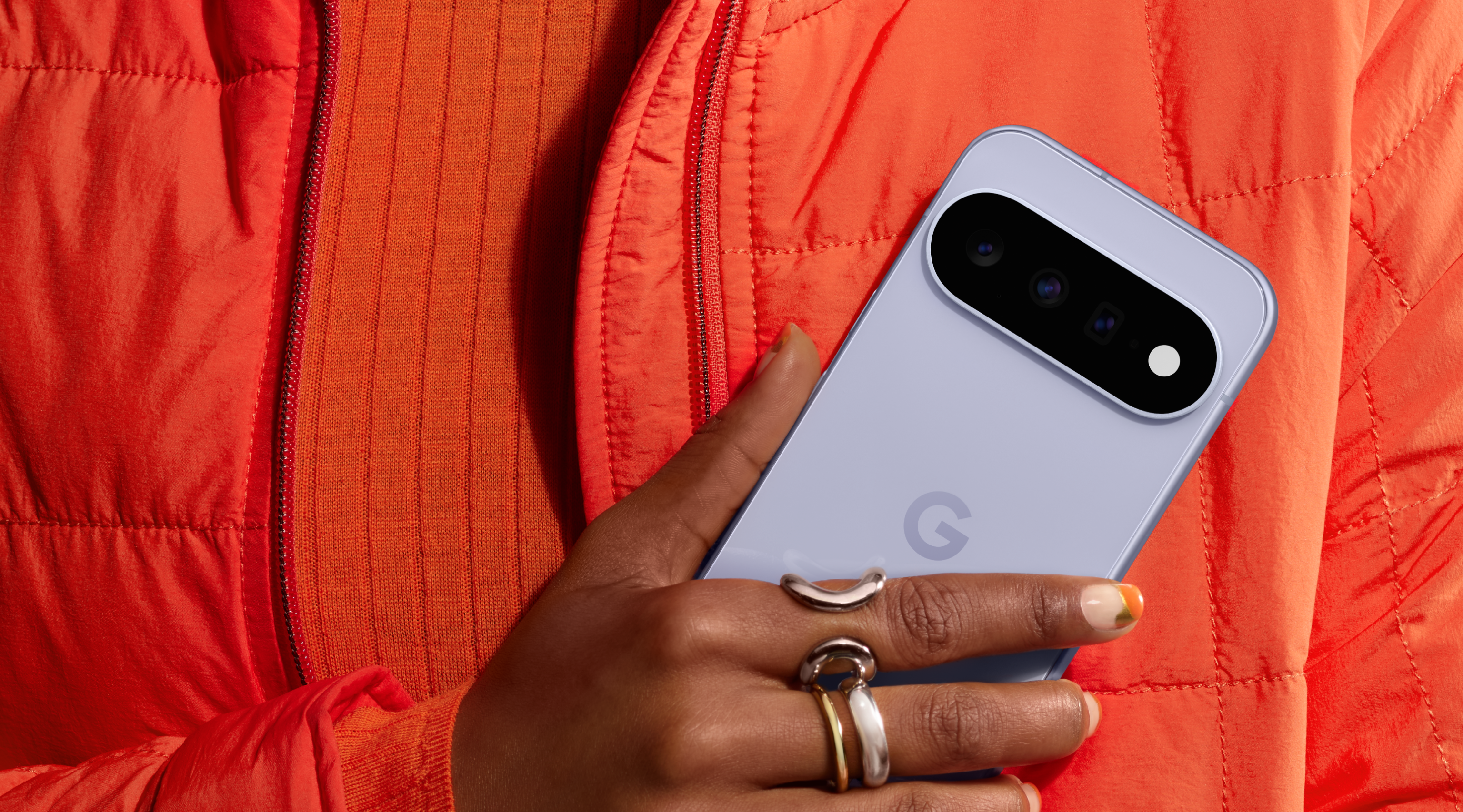 Een lichtblauwe Google Pixel 11 vastgehouden in een hand