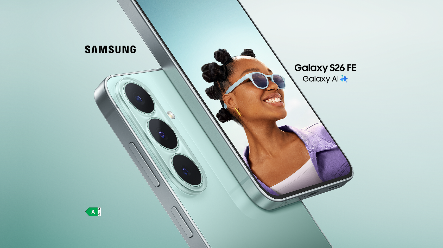 De voor en achterkant van de lichtblauwgroene Samsung Galaxy S26 FE op een lichtblauwgroene achtergrond