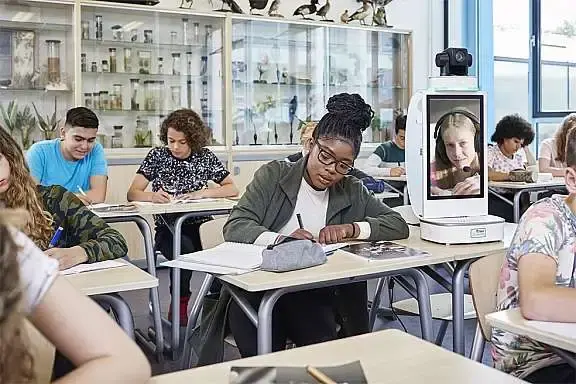 Leerling verschijnt via de Klasgenoot-ICT-apparatuur op De Klasgenoot ICT-apparatuur in het klaslokaal en neemt zichtbaar deel tussen klasgenoten