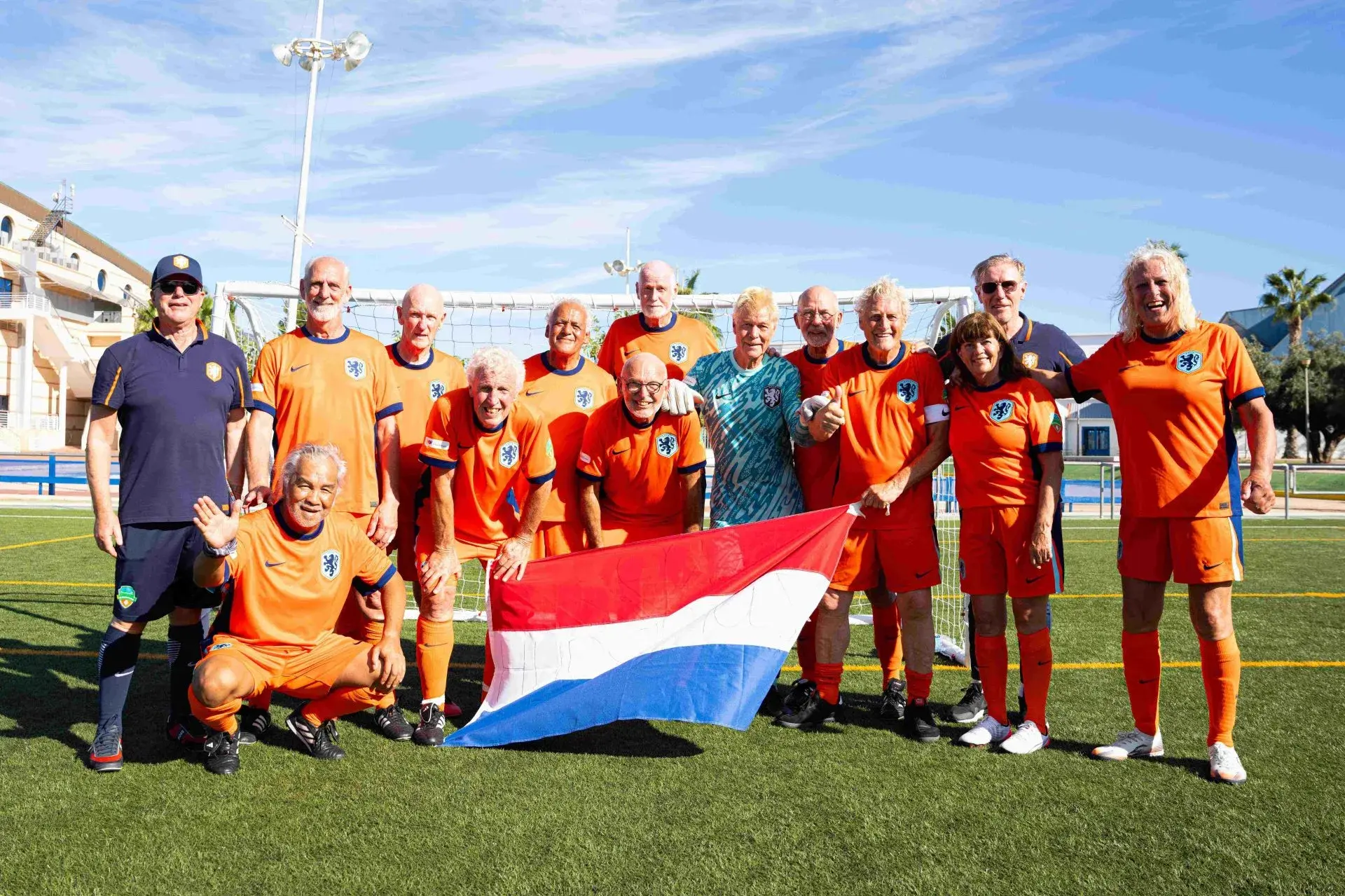 Het Nederlandse Walking voetbal team op de foto met de Nederlandse vlag