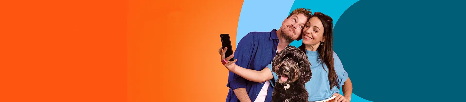 Man, vrouw en hond, vrouw houd telefoon voor zich om selfie te maken
