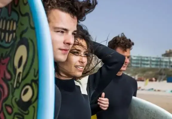 Jongelui, kijken naar een punt ver voor hun