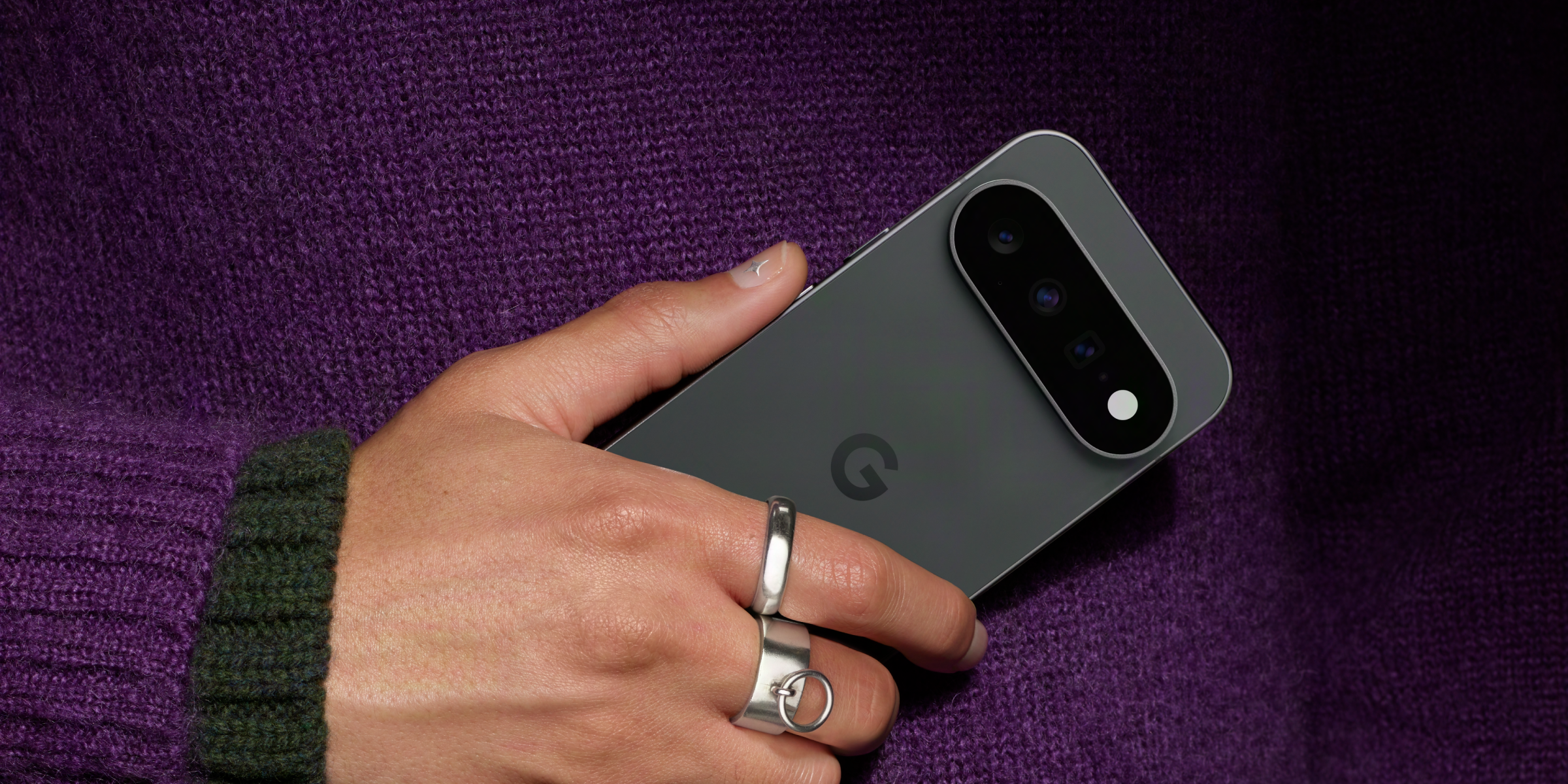 Vrouw houdt zwarte Google Pixel 11 vast in haar hand