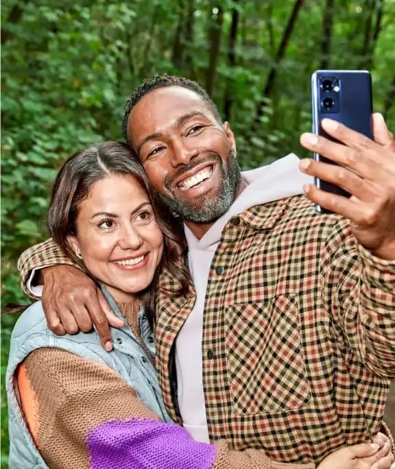 Man en vrouw maken een selfie met de telefoon