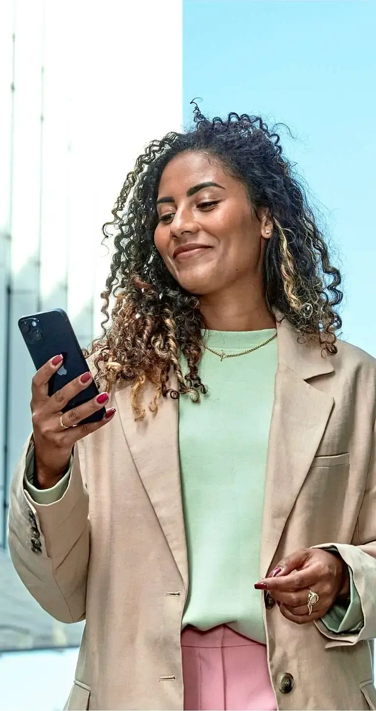 Vrouw kijkt op telefoon