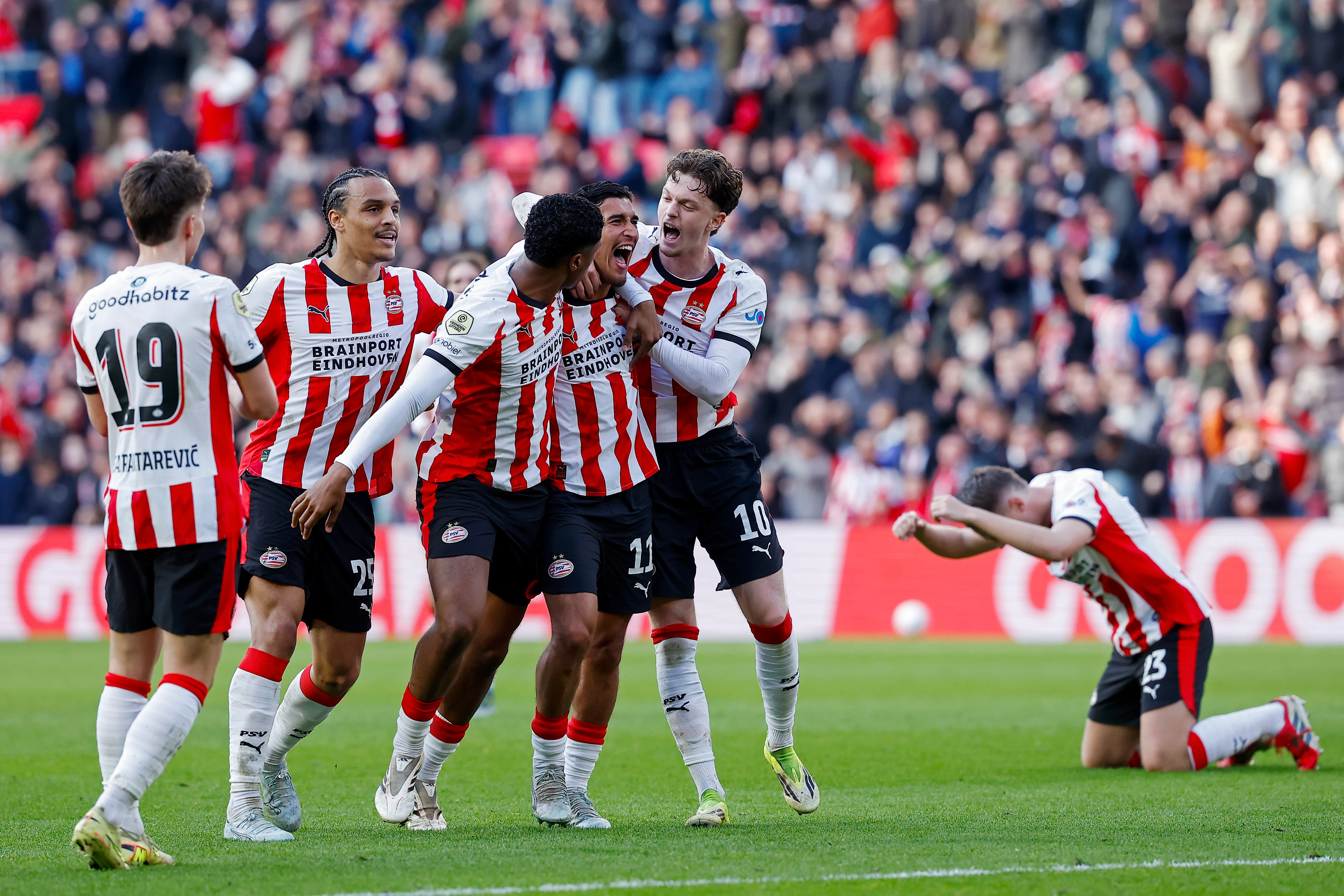 ESPN 4 PSV team viert samen een doelpunt