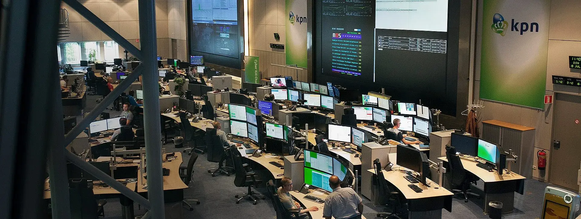 Mensen achter burea's in een controlroom