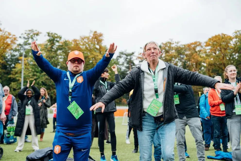 mensen kijken naar een uitvoering en klappen voor degene die de demonstratie geeft