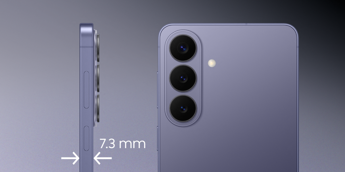 De achterkant en zijkant van de donkerpaarse Samsung Galaxy S26 Plus