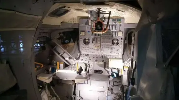 foto van interieur van een apollo raket